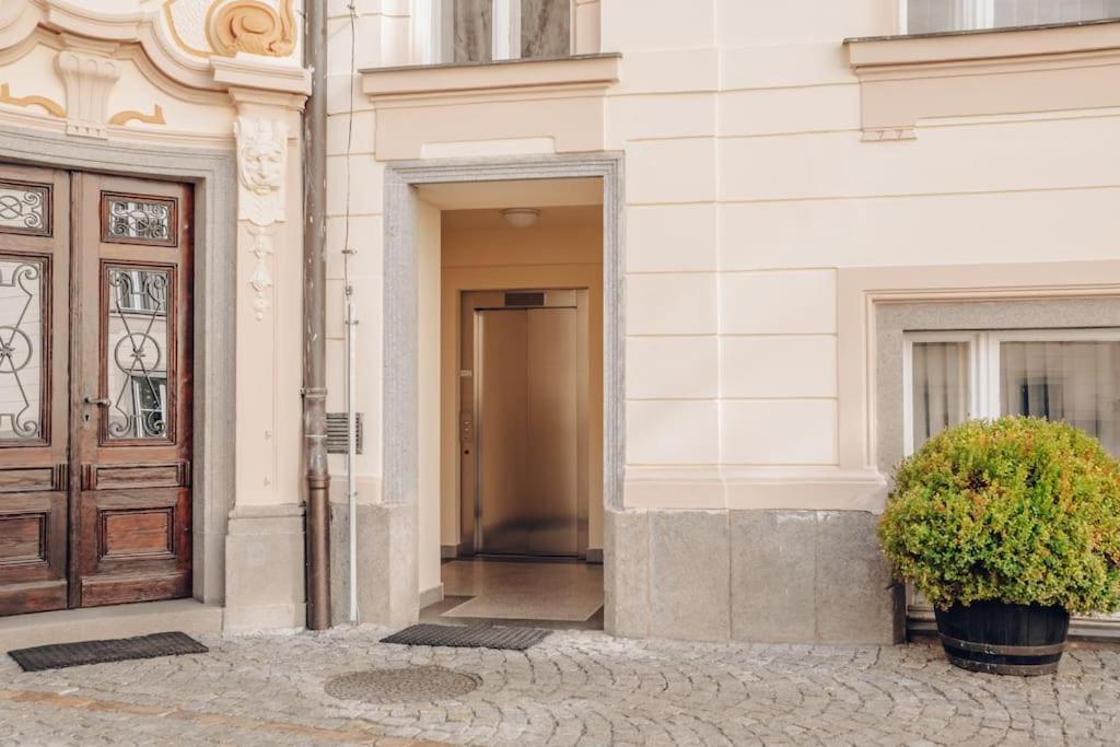 Magnificent Historical Penthouse In The Heart Of * Praga
